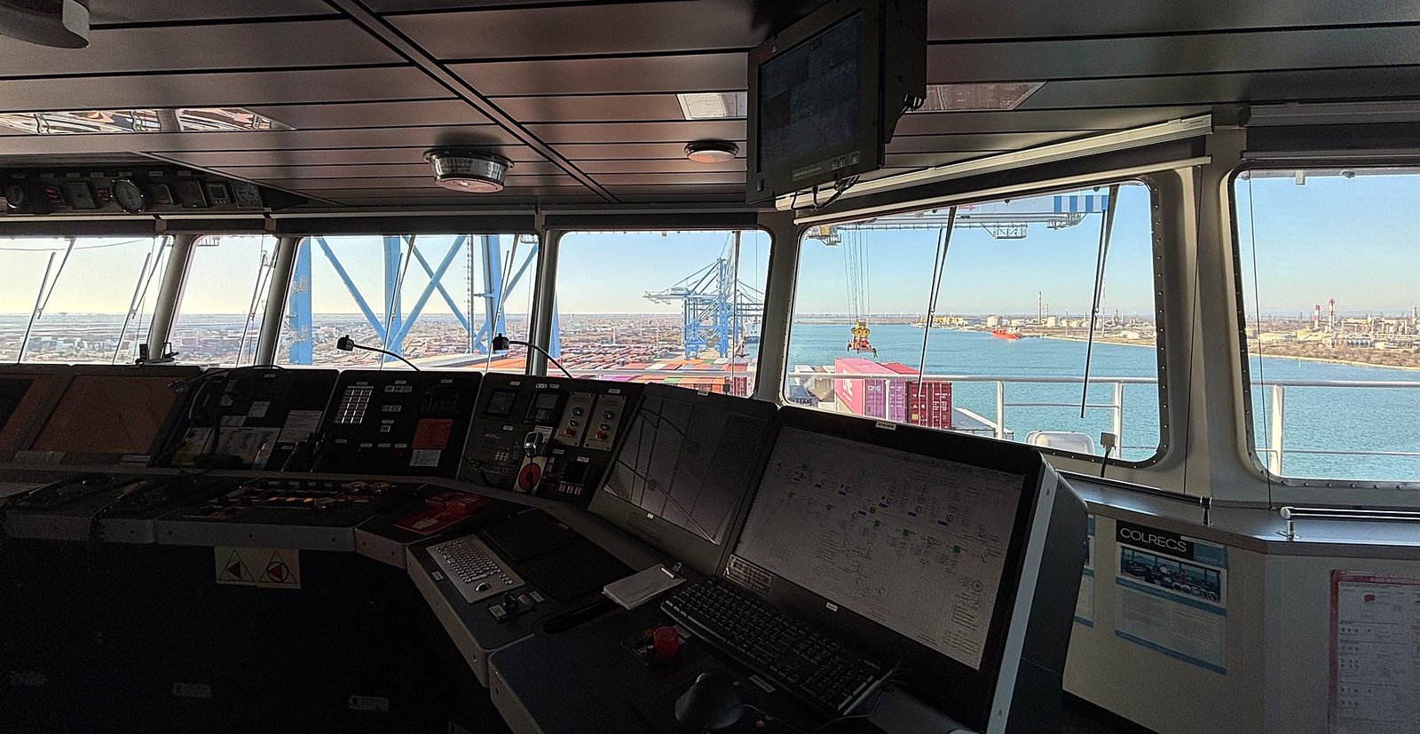 Passerelle de navigation d’un porte-conteneurs, pupitre face au terminal et au bassin