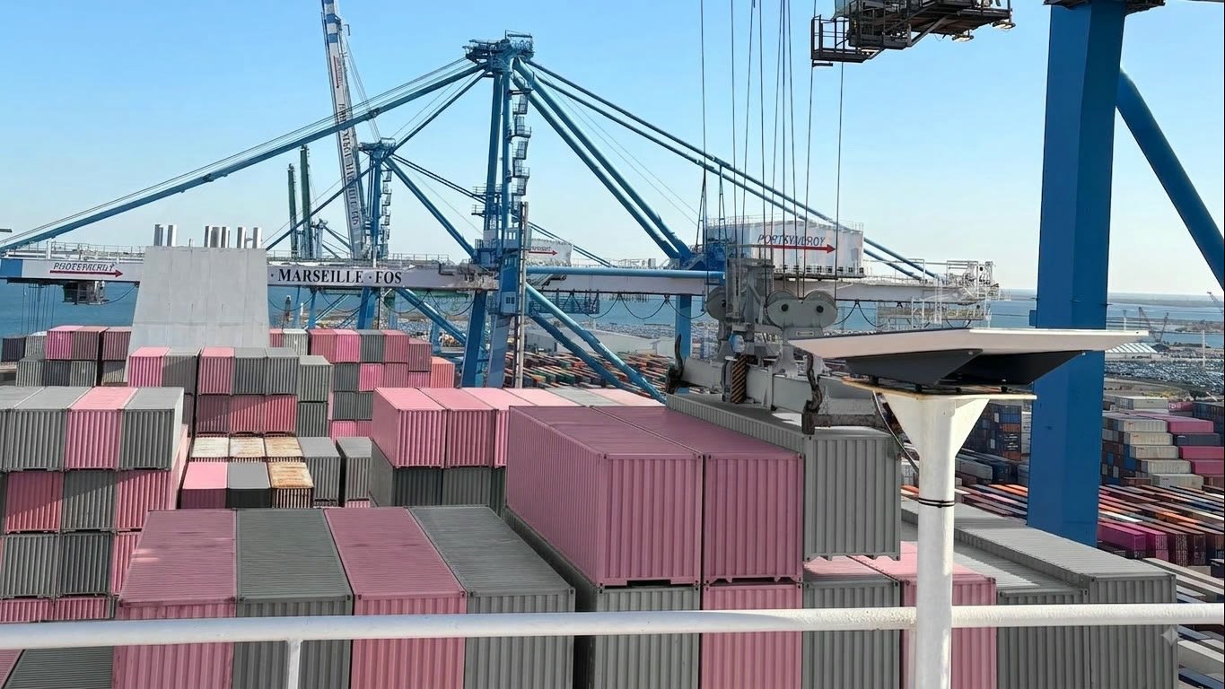 Portiques du terminal de Marseille-Fos et conteneurs empilés, vus depuis la passerelle d’un porte-conteneurs